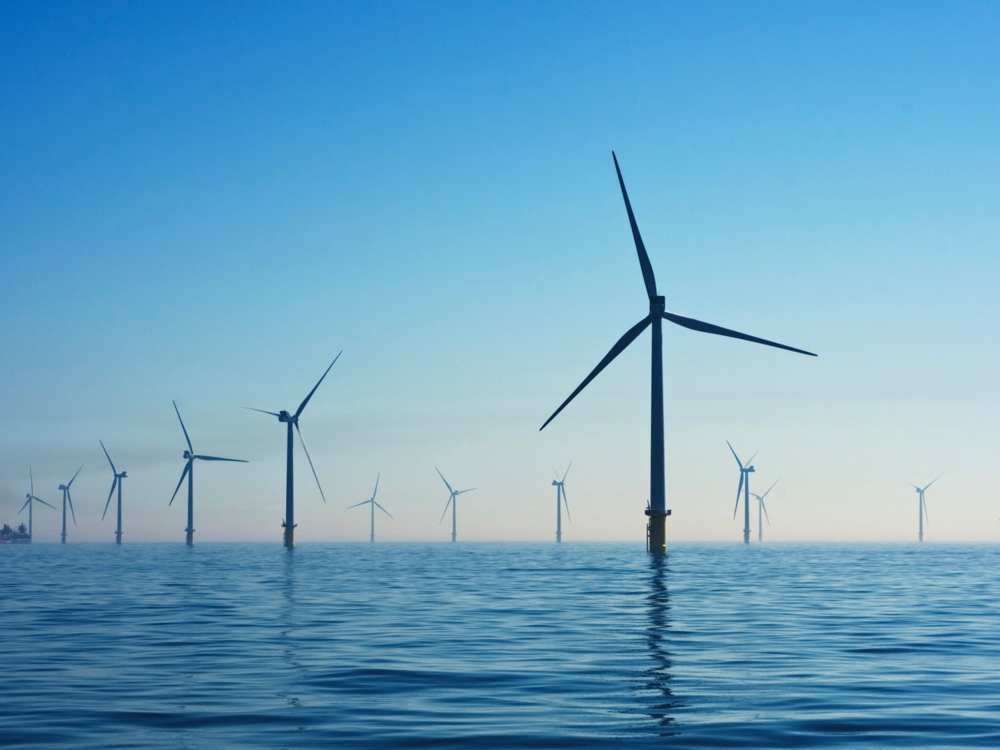 Nachhaltige Investitionen: Windpark im Meer.