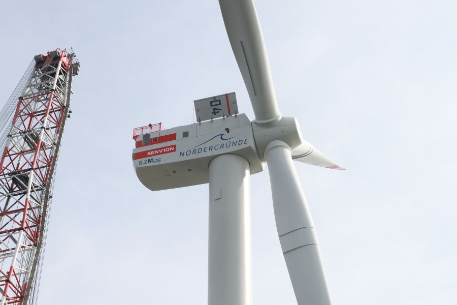 Offshore-Windpark: Windrad mit Kran